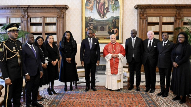León XIV con el presidente de Gabón y su séquito