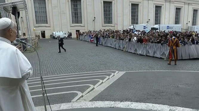 León, con los jóvenes que quedaron fuera