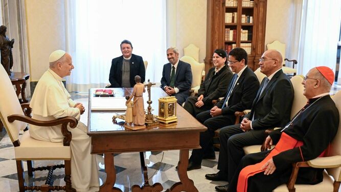 El Papa León XIV con la delegación de la Pontificia Universidad Católica del Perú