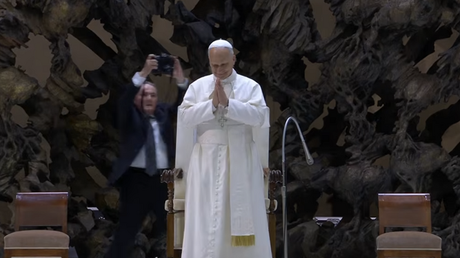 El Papa reza con los jóvenes