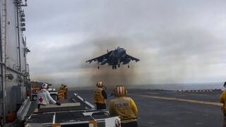 El Departamento de Defensa de EE.UU. publicó fotos del USS Iwo Jima, el buque que lidera el grupo anfibio que se dirige al Caribe Sur