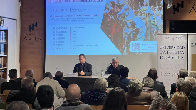 El arzobispo de Valladolid, durante su conferencia