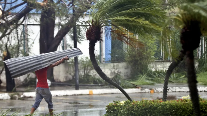 Un hombre camina tras el paso por Cuba del huracán Melissa