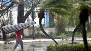 Un hombre camina tras el paso por Cuba del huracán Melissa