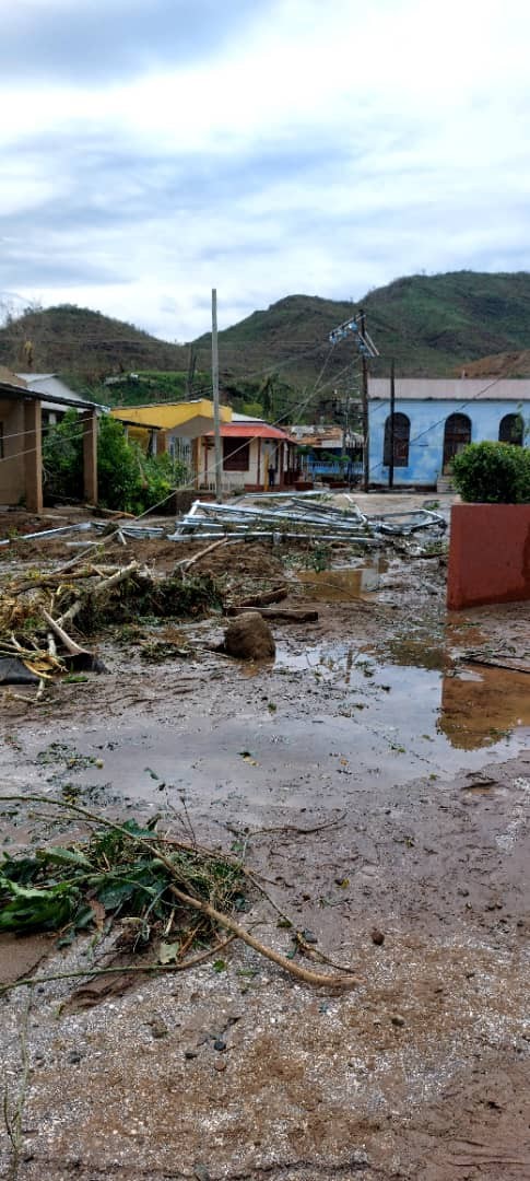 barro piedras y arboles en las calles