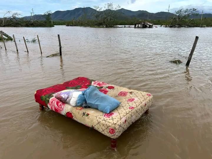 enseres destruidos por las inundaciones