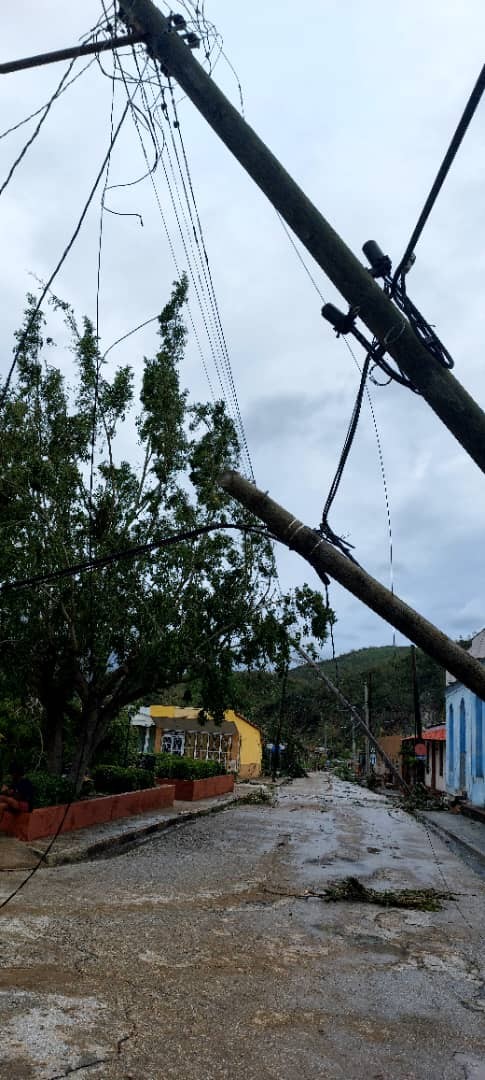 postes y cables de la luz caidos
