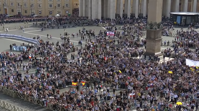 Miles de fieles con el Papa