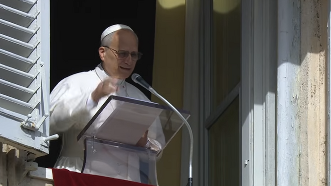 El Papa saluda a los fieles