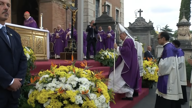 El Papa, en el cementerio del Verano de Roma