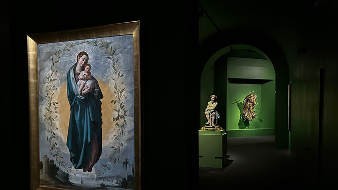 Una Virgen, atribuida a Velázquez, junto al Cristo de la Paciencia, de Salzillo