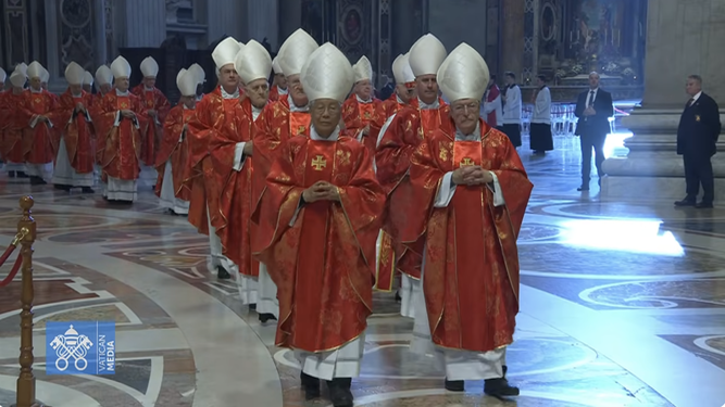 Procesión de entrada de cardebales para la misa de difuntos