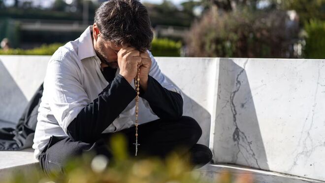 Juan Grabois, rezando por el Papa