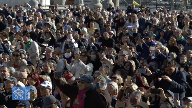 Fieles en la audiencia con el Papa en la plaza de San Pedro