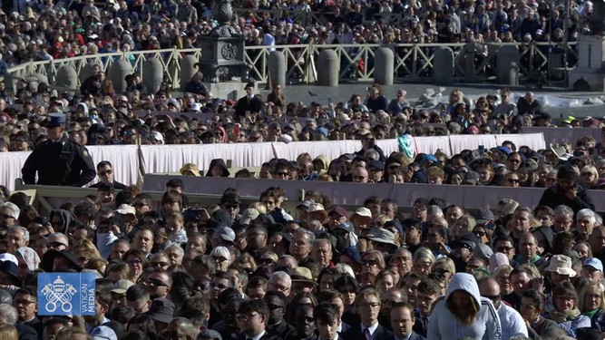 Fieles en la plaza de San Pedro