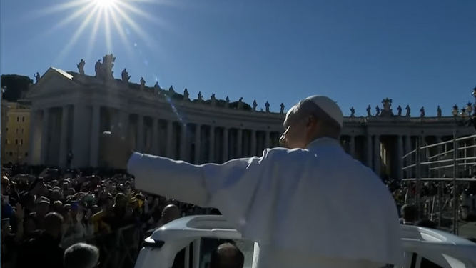 Recorrido del Papa por la plaza de San Pedro en el papamóvil