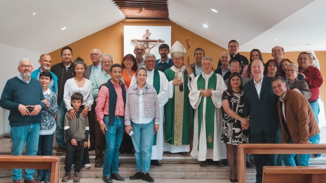 Cardenal y sacerdotes con familia