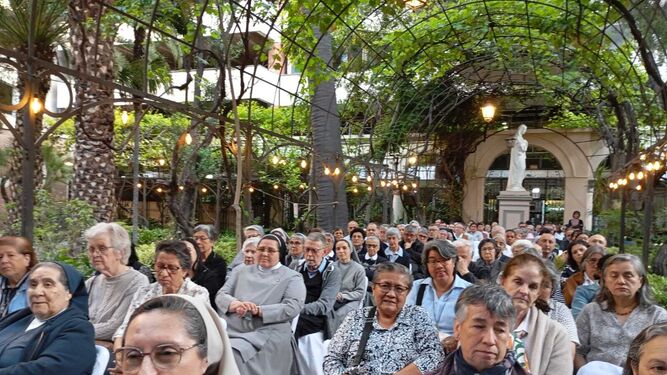 Conferre - asistentes a ceremonia de aniverdario