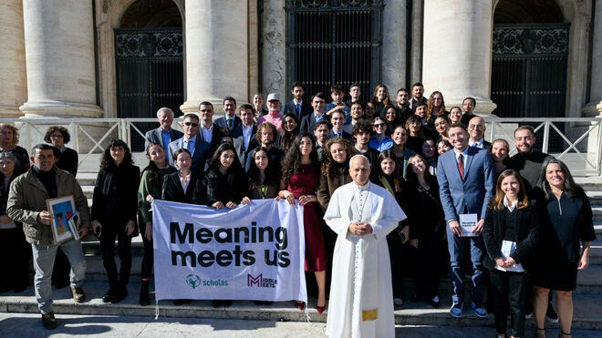 León XIV y participantes del programa Meaning Meets us