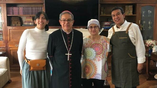 El cardenal Luis José Rueda Aparicio con la familia de Gabriel