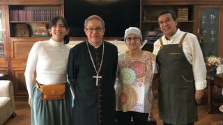 El cardenal Luis José Rueda Aparicio con la familia de Gabriel