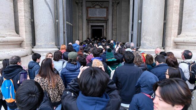 Peregrinos ante la Puerta Santa