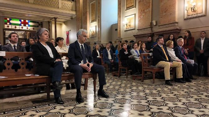 Candidatos presidenciales en oración