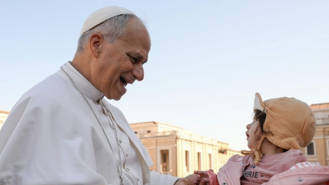 León XIV saluda a un niño