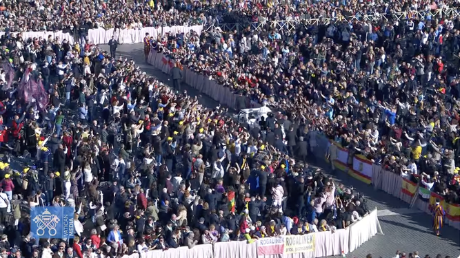 El Papa recorre la plaza de San Perdro llena de fieles