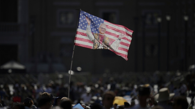León XIV y bandera USA