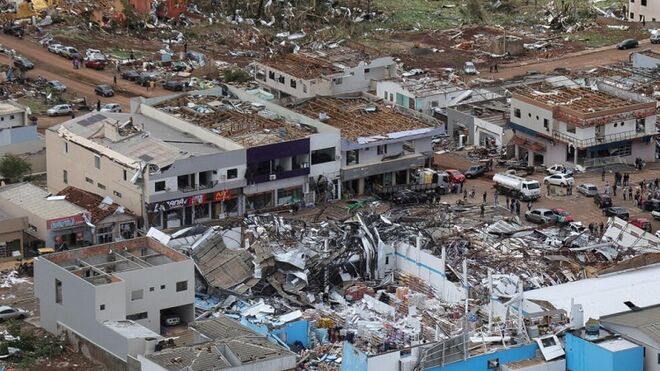 Devastación tras el paso de un tornado en el sur de Brasil