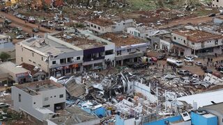 Devastación tras el paso de un tornado en el sur de Brasil
