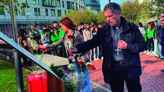 El obispo y la teniente alcalde de Bilbao, Amaia Arregi realizando la ofrenda por las víctima
