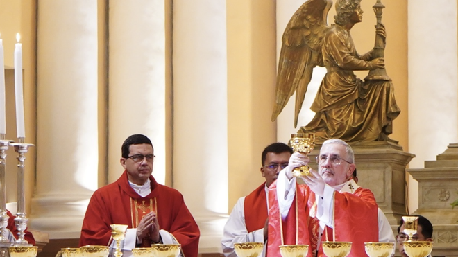 El arzobispo Javier del Río Alba y el vicario general Alberto Ríos Neyra