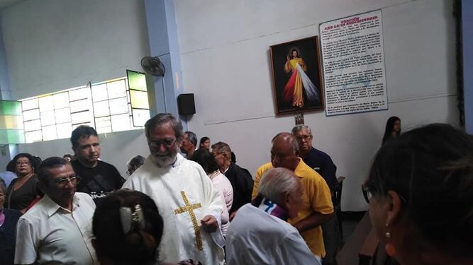 P. Andrés Gallego junto al P. Gustavo Gutiérrez en la parroquia Cristo Redentor, Rímac