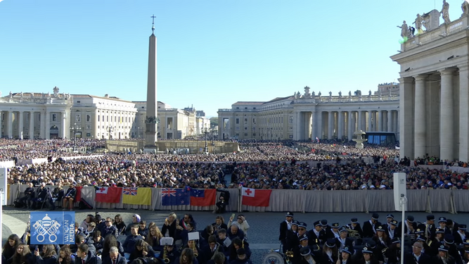 Fieles en la plaza de San Pedro