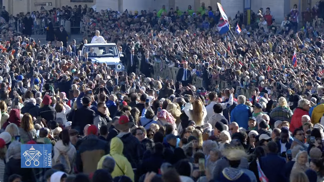 El Papa con los fieles en la plaza de San Pedro