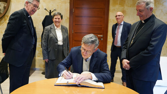 Ruffini firma en el libro de honor de la UPSA