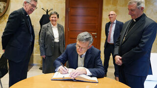 Ruffini firma en el libro de honor de la UPSA