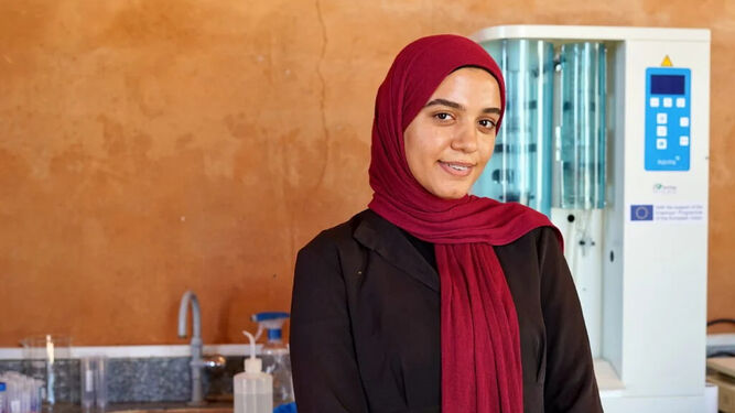 Dina, ingeniera química de 24 años especializada en agua y agricultura, trabaja en el proyecto del desierto de Wahat de SEKEM