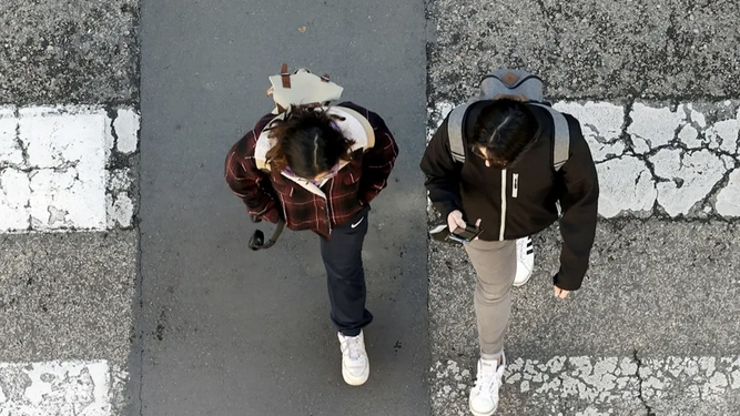 Adolescentes en un paso de cebra