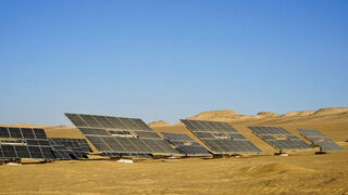 Paneles solares en el Proyecto de Wahat de SEKEM, que impulsan la agricultura sostenible en el corazón del desierto