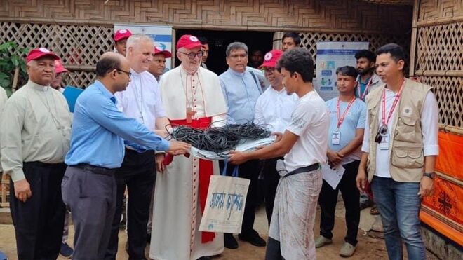 Cardenal Czerny en el campo de refugiados rohingya en Cox's Bazar. Bangladesh.