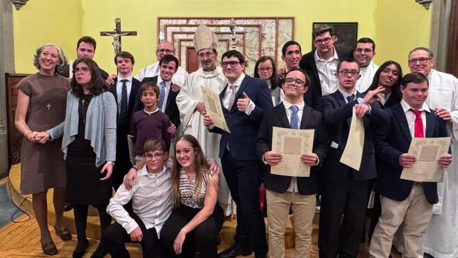 Grupo de jóvenes confirmados