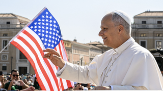 León XIV y la bandera USA