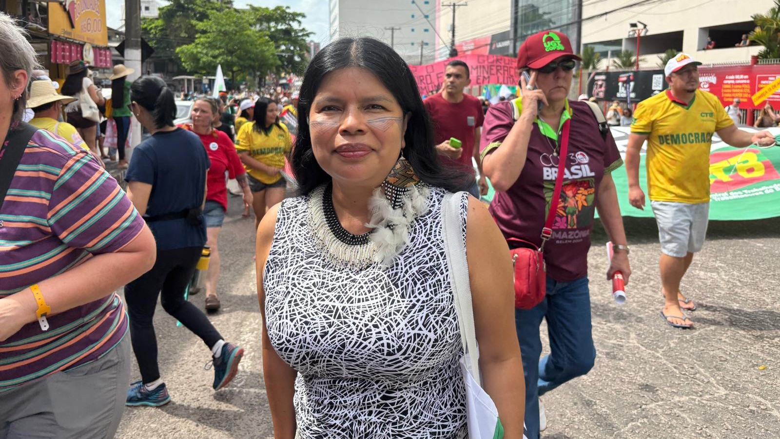 Patricia Gualinga na Marcha dos Povos
