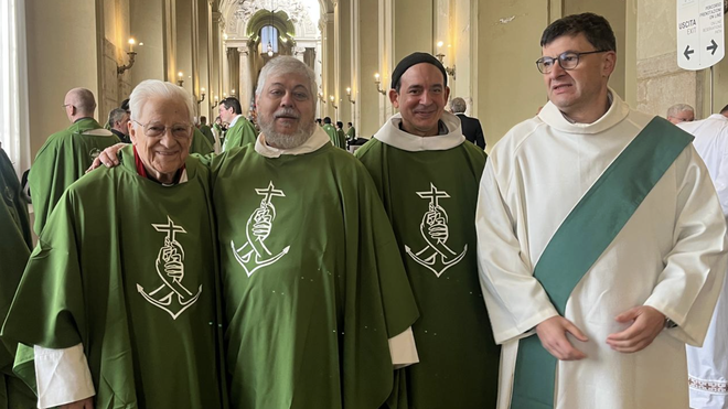 Padre Ángel y el Padre Peio, junto a otro sacerdote y un diácono en Roma