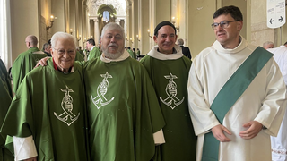 Padre Ángel y el Padre Peio, junto a otro sacerdote y un diácono en Roma