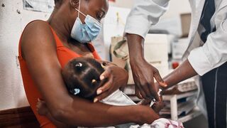 Una niña recibe una vacuna gracias a la Alianza para la Vacunación Infantil