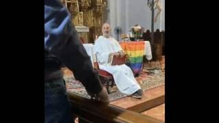 Imagen del joven increpando al sacerdote